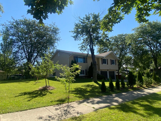 Building Photo - 709 S Salem Dr