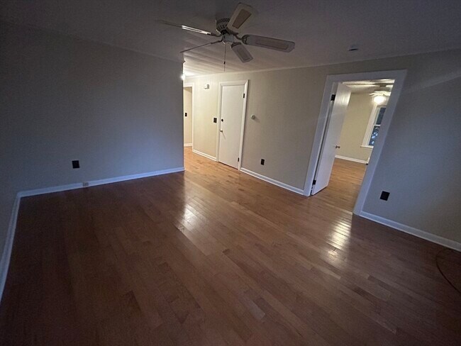 Building Photo - 16 E Walnut St