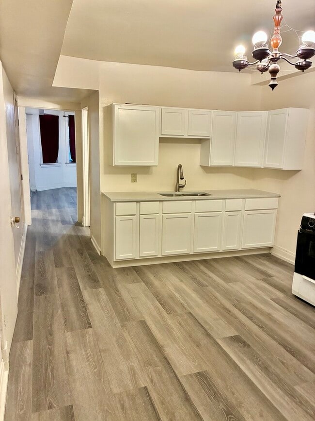 Building Photo - 1706 N Springfield Ave