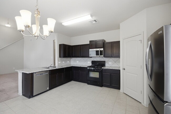 Building Photo - "Charming San Marcos Retreat: Spacious 3-Bedroom Home with 2.5 Baths on Lake Glen!"