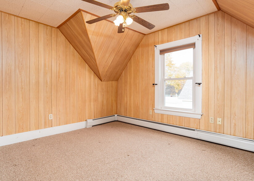 Building Photo - 18 College St