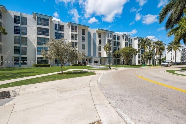Building Photo - 17620 Atlantic Blvd