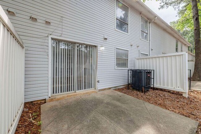 Building Photo - Affordable Living 20 Minutes from Everything Atlanta -2 Bedroom 2 1/2 Baths only $1300*
