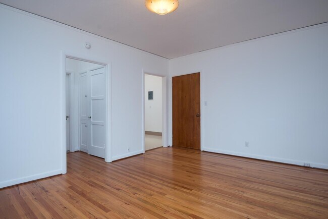 Building Photo - 5440 NE Sandycrest Terrace
