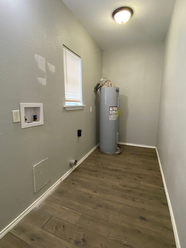 Building Photo - Large family home in Grape Creek!