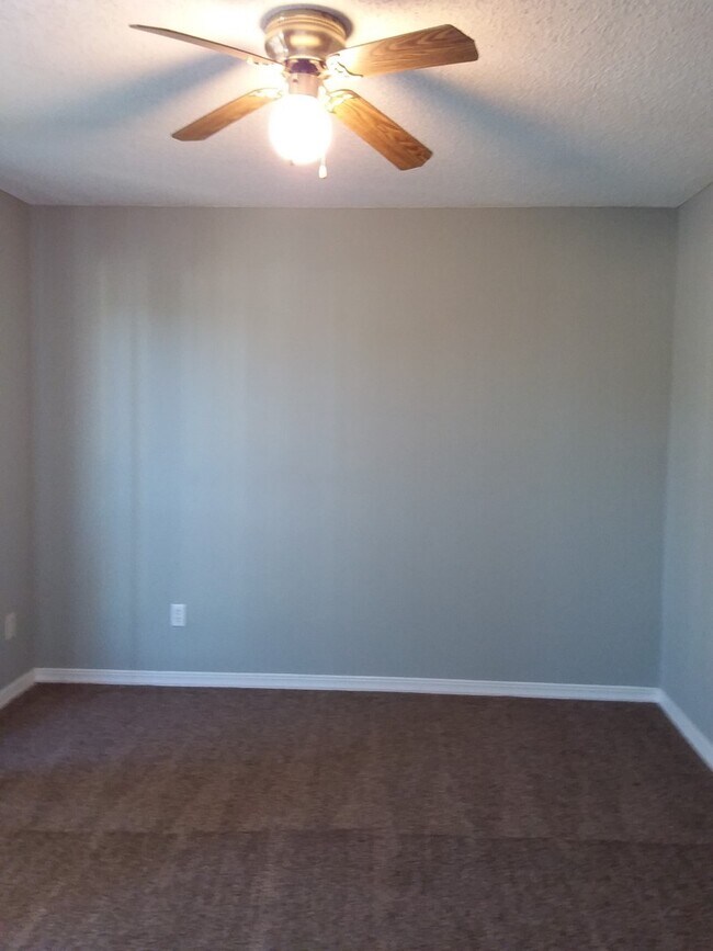 Building Photo - Lexington Square Townhome
