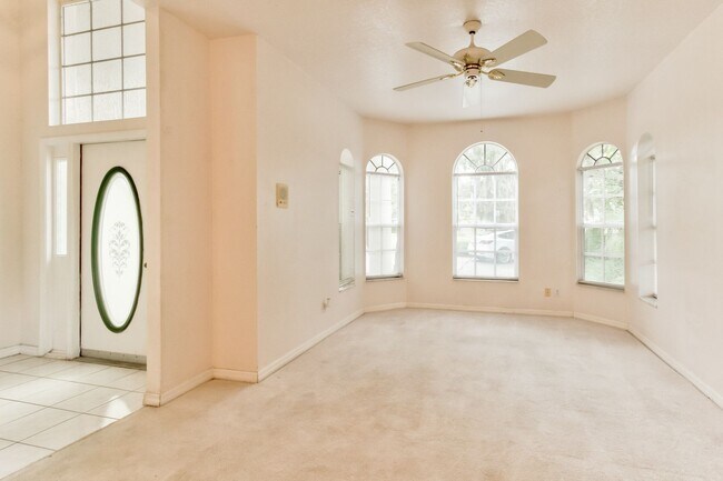 Building Photo - Beautiful Lake front home in West Kissimmee
