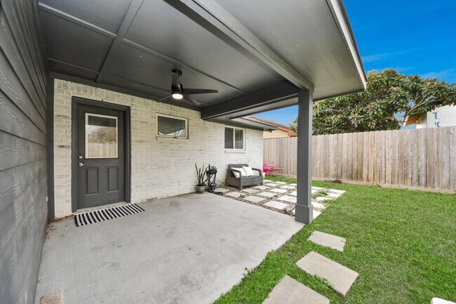 Building Photo - 834 Ellington St