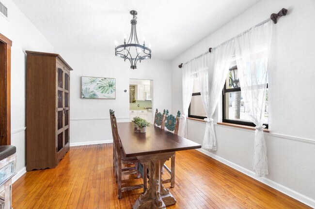 Building Photo - 400 33rd St