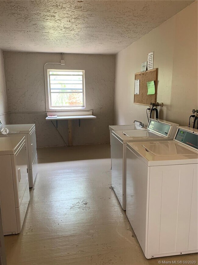 Building Photo - 9450 Poinciana Pl