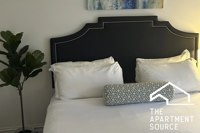 Building Photo - 1911 W Larchmont Ave