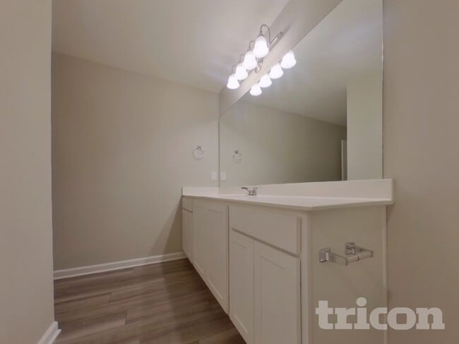 Building Photo - 250 Cottontail Ln