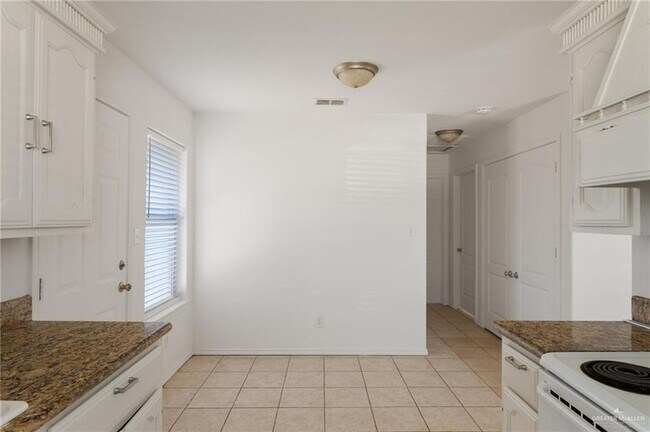 Building Photo - 705 W Bronze Dr