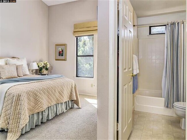 Building Photo - 631 N Villa Way