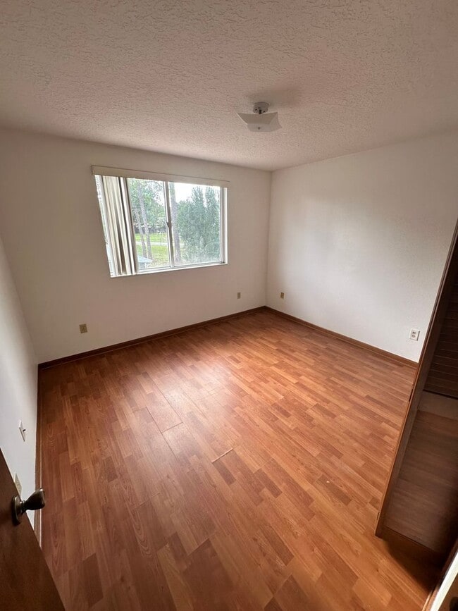 Building Photo - 3 Bedroom Townhome - New Pictures Coming Soon!!