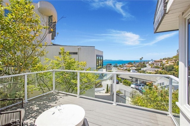 Building Photo - 546 Temple Hills Dr