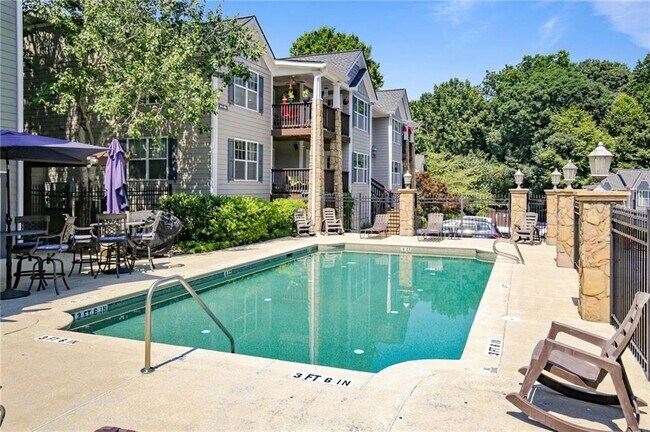 Building Photo - 1002 Madison Ln S E