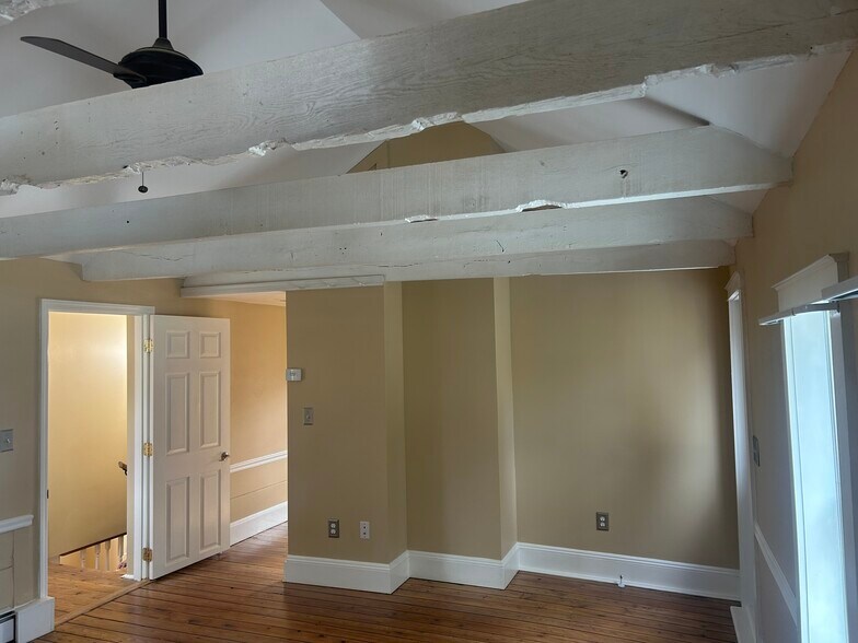 Building Photo - 303 Waterbury Hill Rd