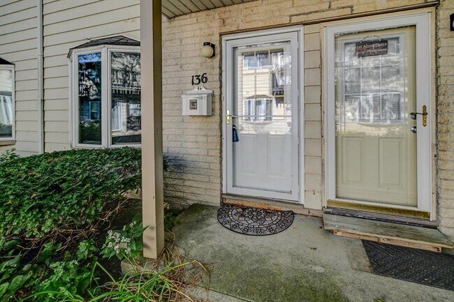 Building Photo - 136 N Lakewood Gardens Ln