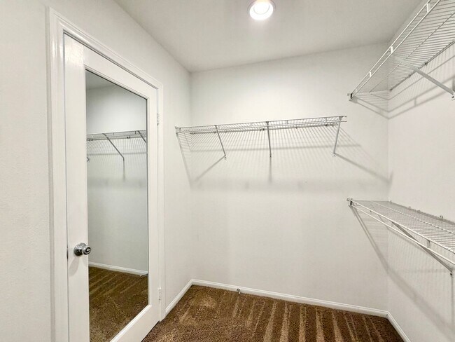 Building Photo - Charming 3 Bedroom Bel Flora Home with Private Patio & Amenities