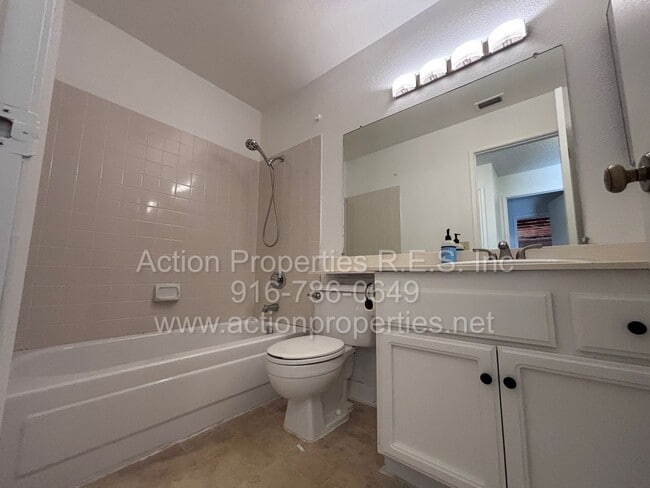 Building Photo - Charming 3 Bed, 2 Bath House - Close to Shopping, Schools, and Parks - New Paint - Updated Flooring!