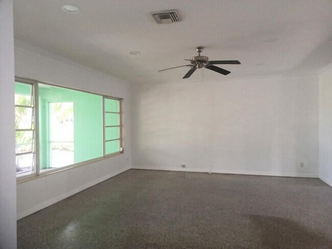 Building Photo - 322 Vanderbilt Dr
