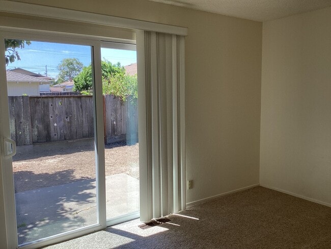 Building Photo - Live Oak
