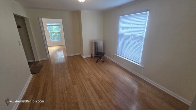 Building Photo - 4 bed with office, upper level Duplex pets...