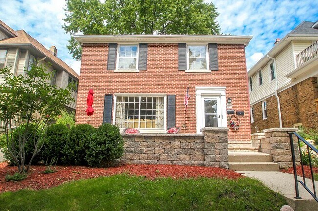 Elegant Brick Duplex - 1700 E Menlo Blvd
