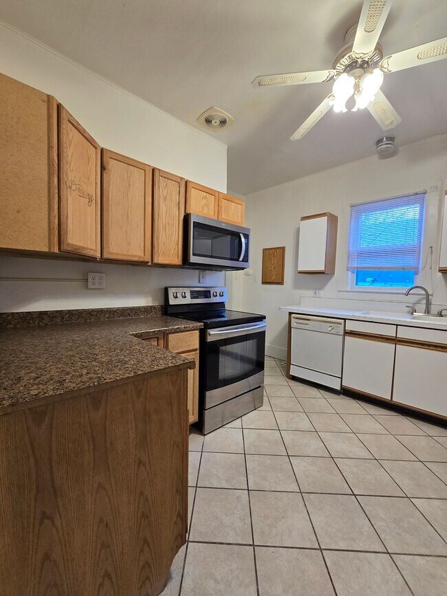 Building Photo - 135 Custer Ave