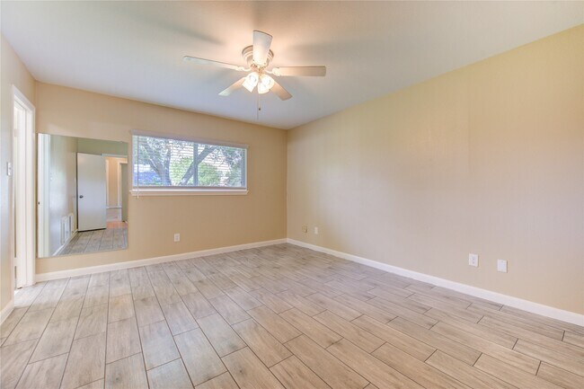 Building Photo - 3702 Royal Manor Dr