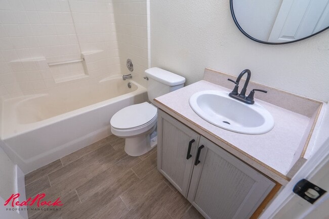 Building Photo - Pet Friendly! 3 Bedroom Single-Level Condo...
