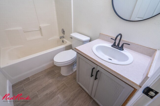 Building Photo - Small Dog Friendly! 3 Bedroom Single-Level...