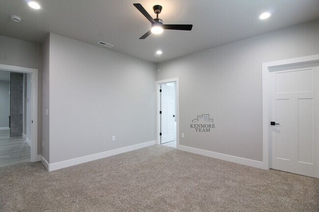 Building Photo - 716 N Rd 42