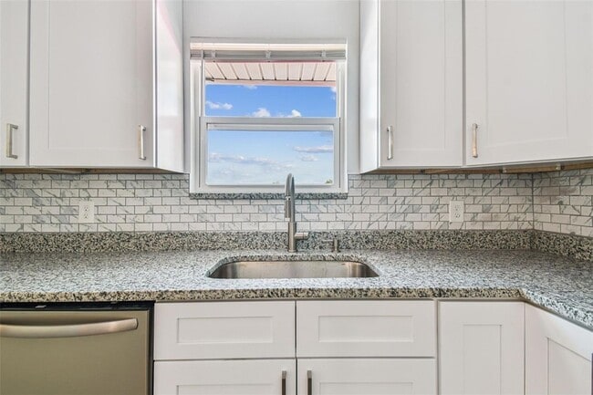 Building Photo - 650 E Tarpon Ave