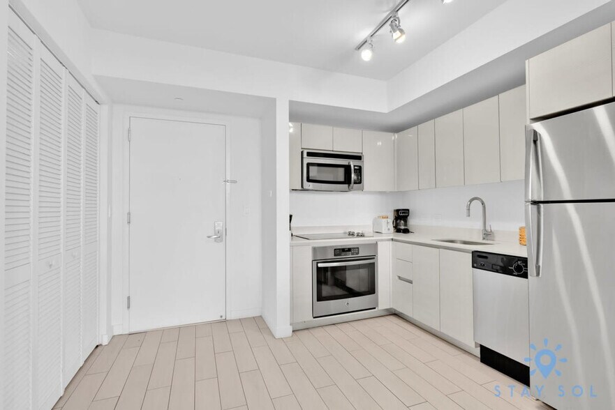 Building Photo - 2602 E Hallandale Beach Blvd