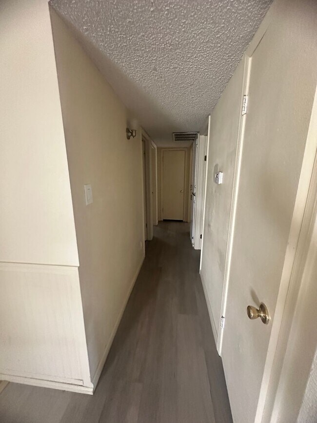 Building Photo - 4 bedroom Rental