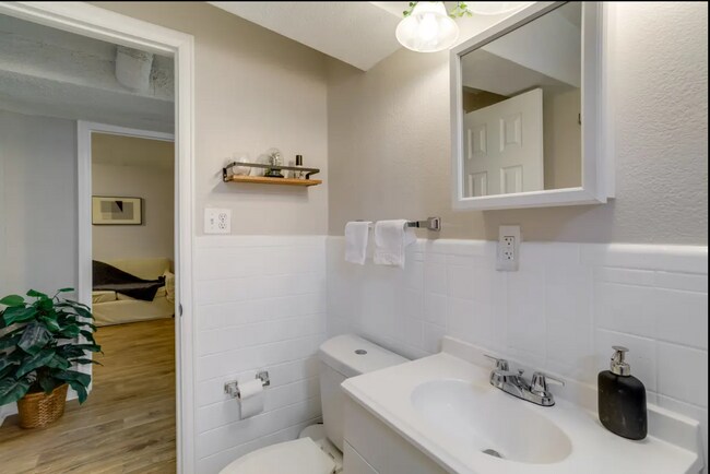 Building Photo - Updated 2BD, 1BA Half-Duplex in North Park...