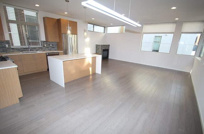 Building Photo - LUXURY BALLARD TOWNHOME W HIGH END FINISHE...