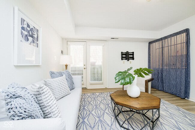 Building Photo - 592 E Vermont St