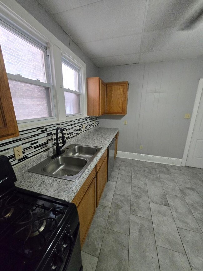 Building Photo - 2240 White Oak Ave