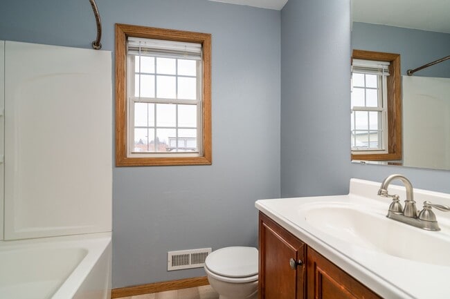 Building Photo - 3 Bedroom 2 Bath Home with Fenced in Backyard!