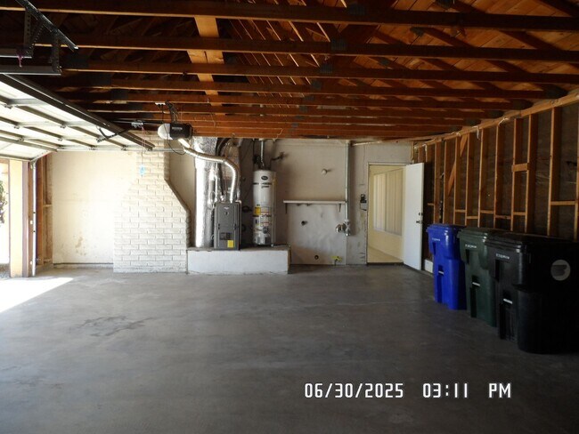 Building Photo - 3 Bedrooms, 2 Bathrooms, 3 Car Garage, Fir...