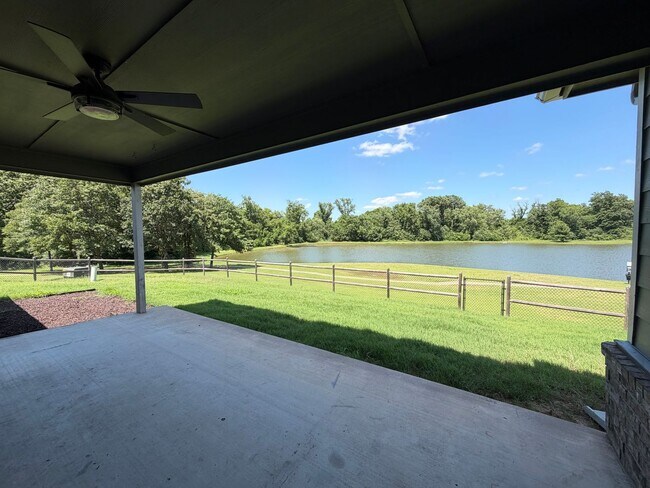Building Photo - Pond Views & Jenks Schools!
