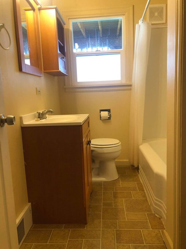 Building Photo - Spacious Lower Level Unit In Beautiful Manette