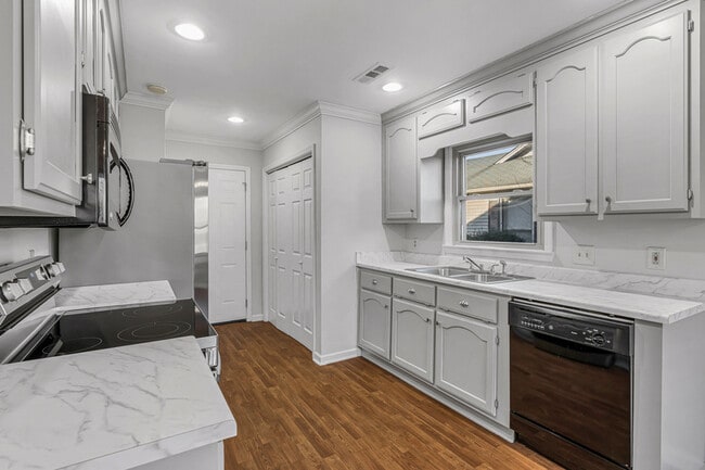 Building Photo - 127 Hollington Dr NE