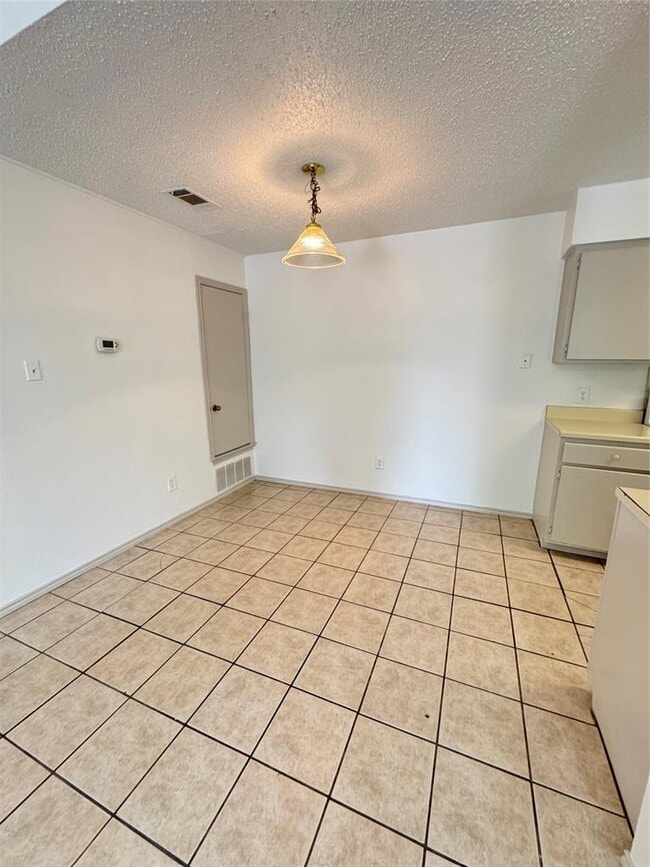 Building Photo - 2046 Redwing Way