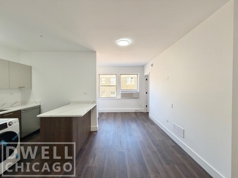 Building Photo - 5634 N Clark St