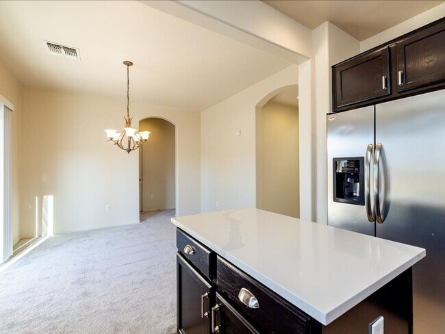 Building Photo - 4 Bedroom 2.5 Bathroom