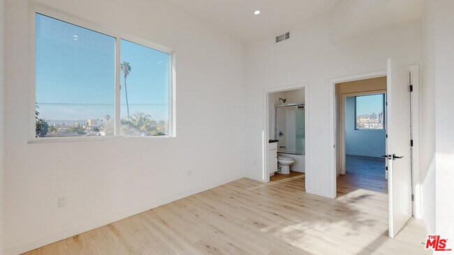 Building Photo - 1509 Cloverdale Ave
